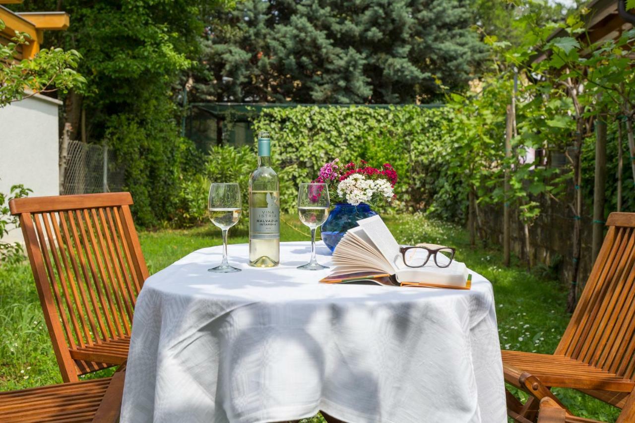 Casa Flora 3-Minutes' Walk From The Beach Новиград Екстериор снимка
