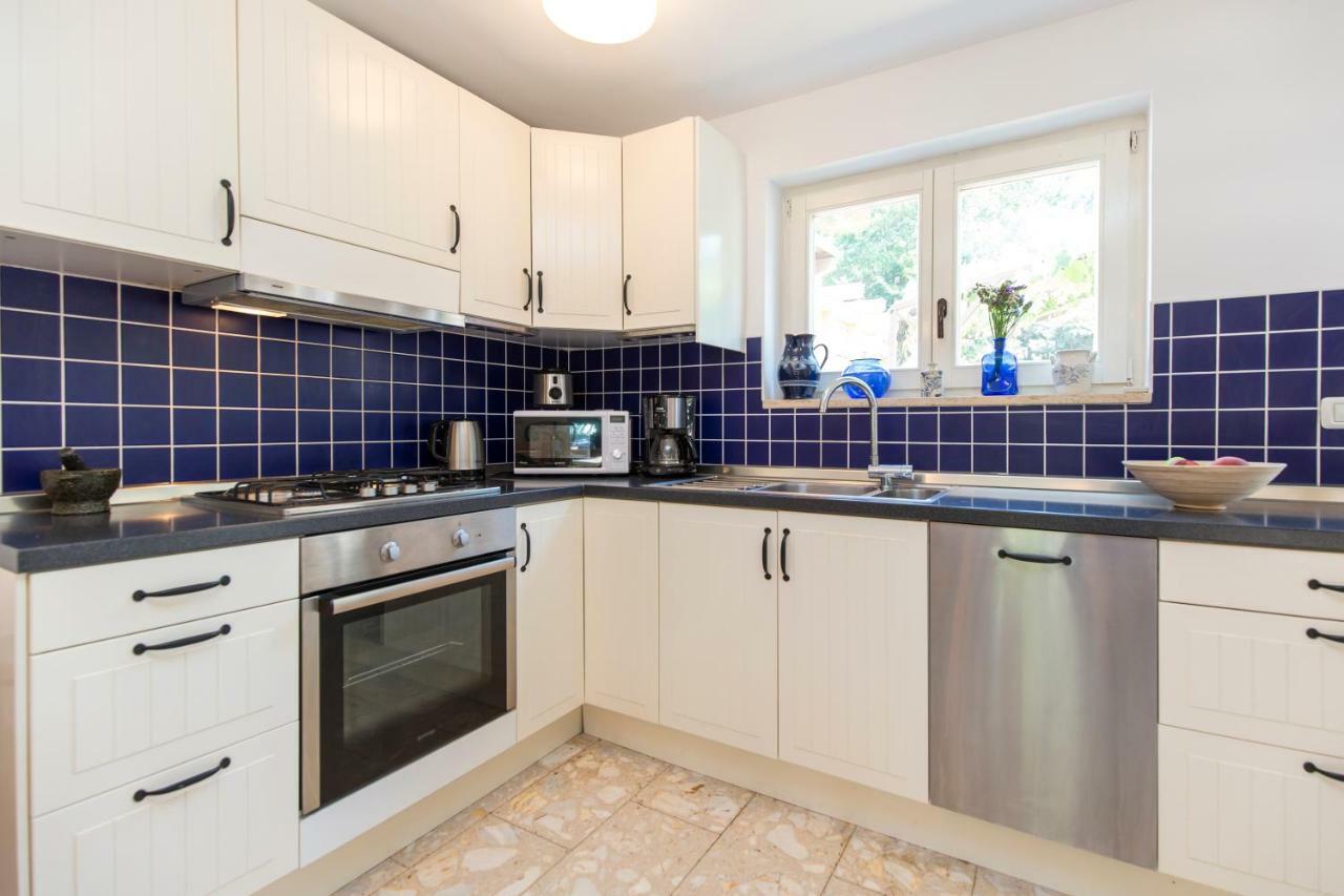 Casa Flora 3-Minutes' Walk From The Beach Новиград Екстериор снимка