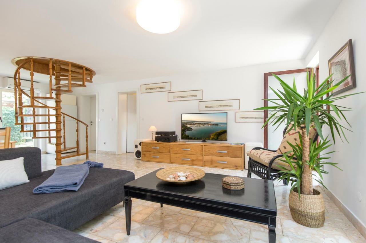 Casa Flora 3-Minutes' Walk From The Beach Новиград Екстериор снимка